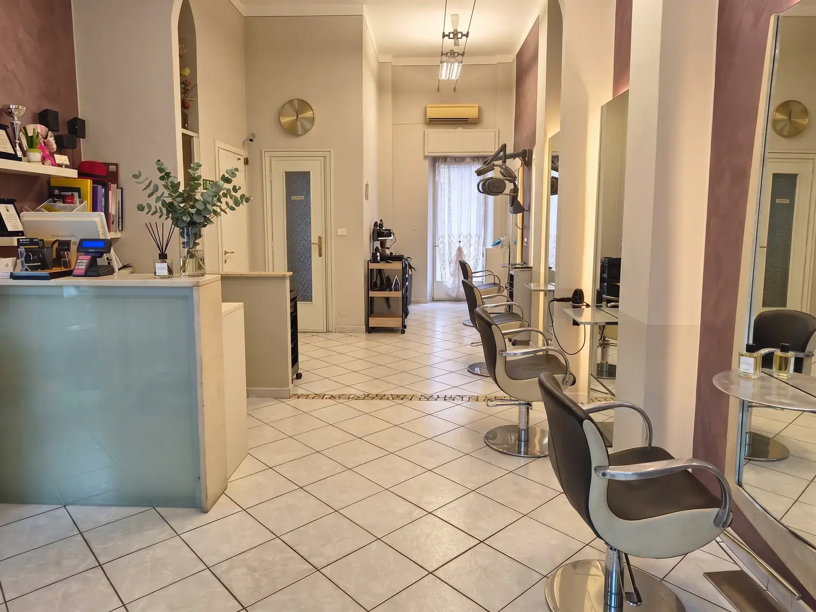 Interno del salone Color e Style a Canelli